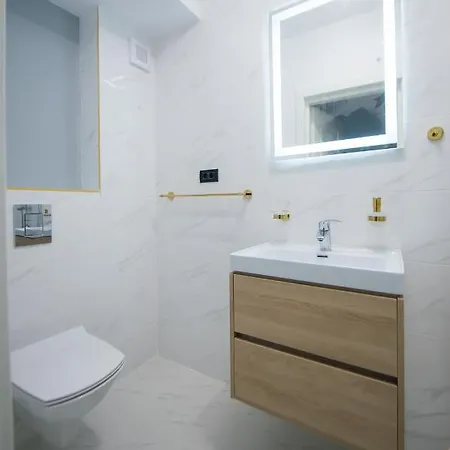 Luxury Promenada - Frontal Beachfront Mamaia Nord Апартаменты *