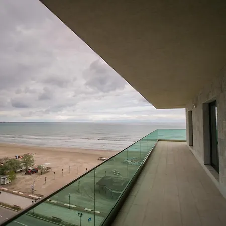Luxury Promenada - Frontal Beachfront Mamaia Nord Апартаменты *