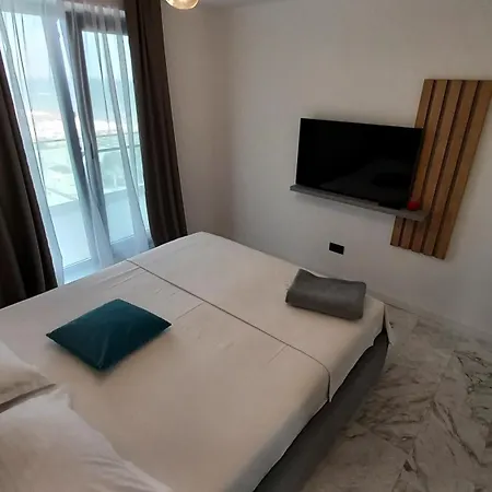 Апартаменты Luxury Promenada - Frontal Beachfront Mamaia Nord